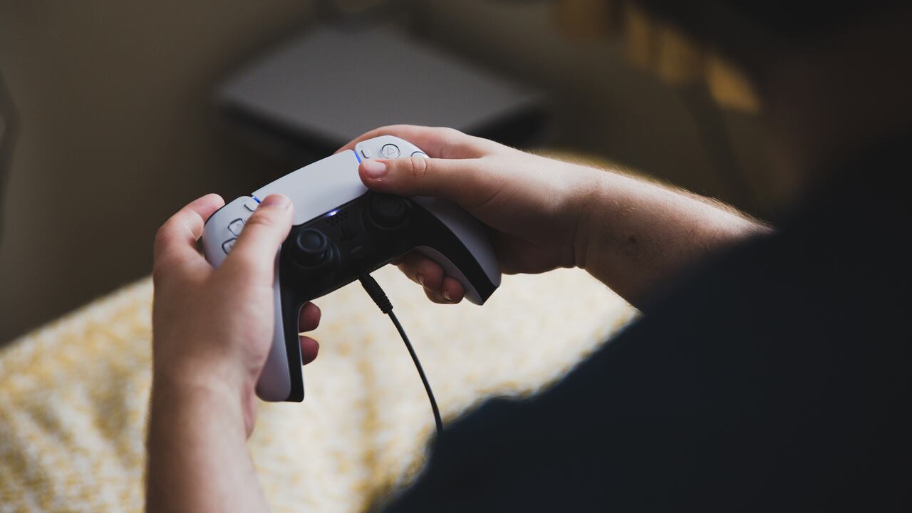 En lugar de arriesgar la funcionalidad del control, los usuarios deberían priorizar su cuidado y seguir las recomendaciones del fabricante para una carga segura y eficiente.