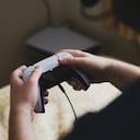 Los expertos en tecnología advierten sobre los peligros de jugar mientras se carga cualquier dispositivo electrónico, incluidos los controles de PlayStation, debido a los posibles riesgos de sobrecalentamiento y cortocircuitos.