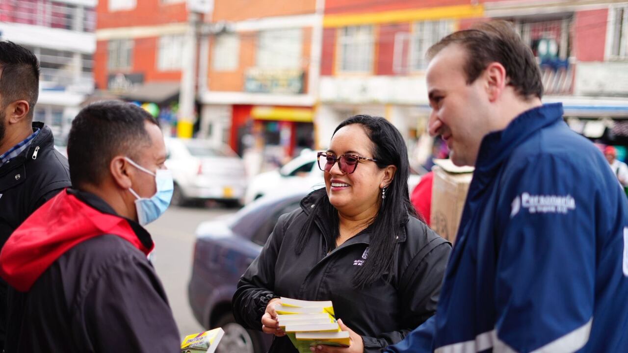 La Alcaldía Local Rafael Uribe Uribe entregó ejemplares de la Constitución Política junto a la Personería de Bogotá. Foto: Andrés Fandiño, personero local de Rafael Uribe Uribe y Diana Carolina Sánchez, alcaldesa Local