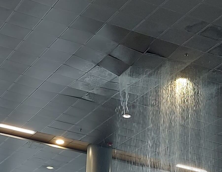Las fuertes lluvias ocasionaron inundaciones en el Aeropuerto El Dorado.