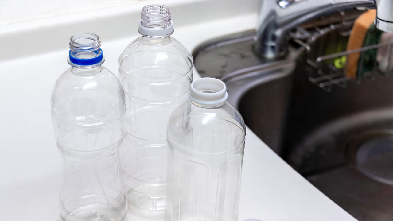 Limpieza adecuada de las botellas de plástico