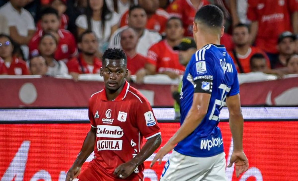 Carlos Darwin Quintero en disputa de un balón con Stiven Vega.