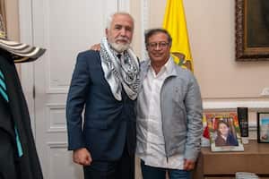 Presidente Gustavo Petro y el embajador de Palestina en Colombia Raouf Almalk