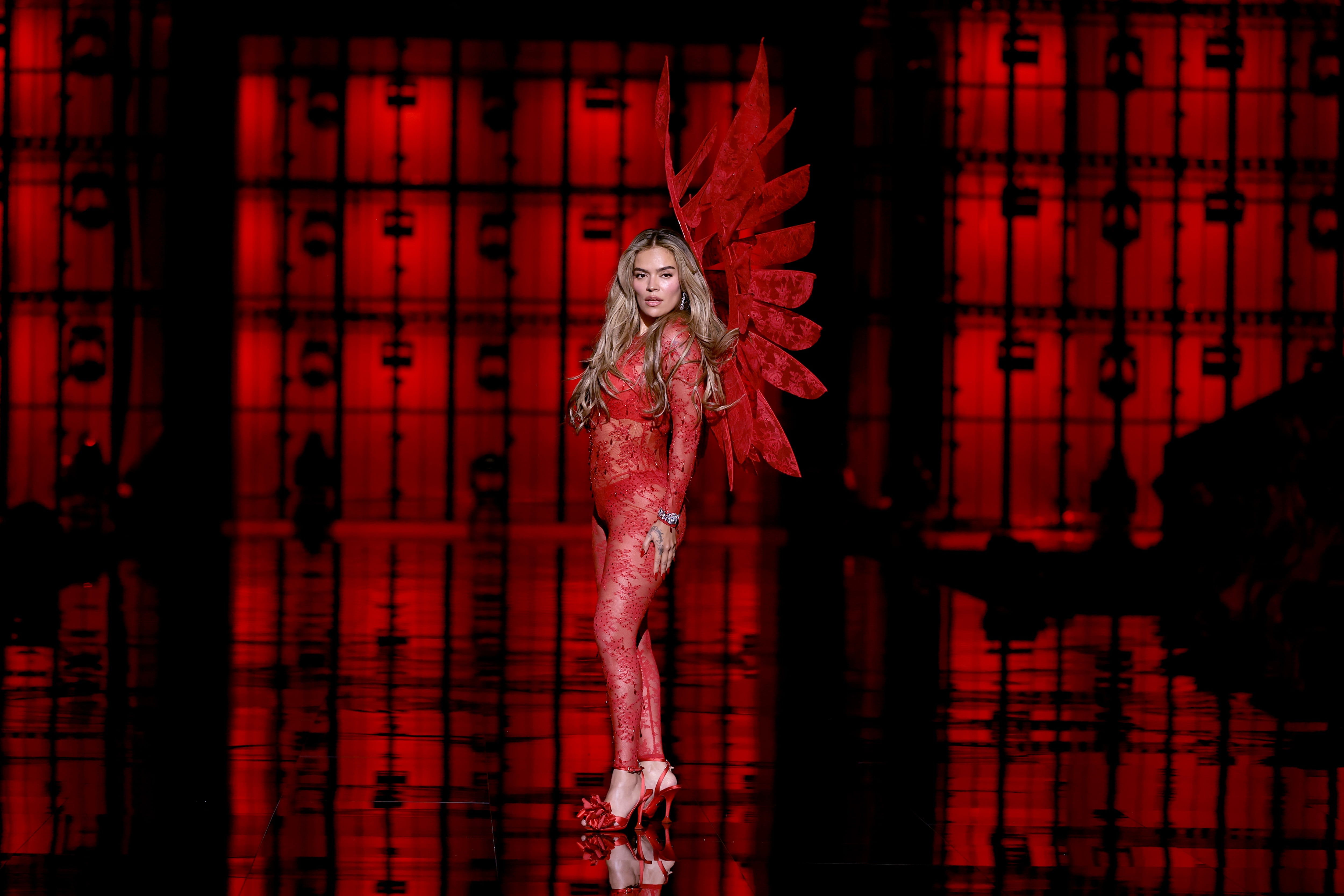 Karol G durante la pasarela de Victoria's Secret Fashion Show 2025 en octubre 15, en New York City.