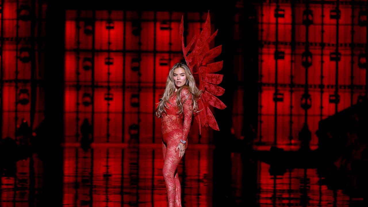 Karol G durante la pasarela de Victoria's Secret Fashion Show 2025 en octubre 15, en New York City.