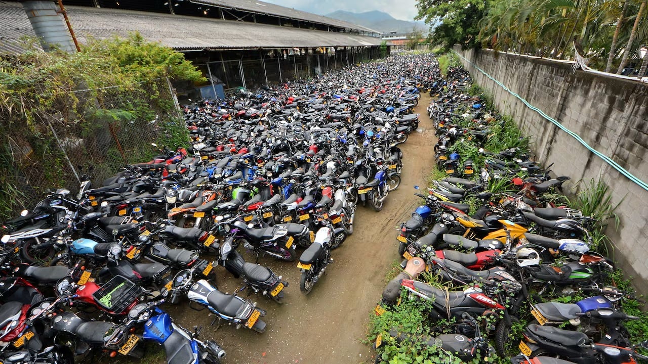Hay más de 36.000 vehículos en los patios del tránsito en Cali.