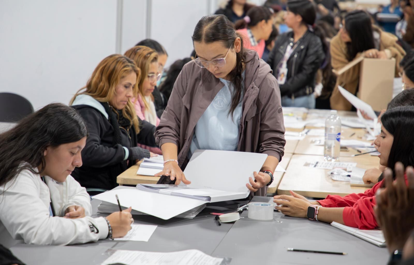 En medio de todo este proceso hay un punto que suele generar suspicacias: la Registraduría. Para muchos ciudadanos esta entidad “cuenta los votos”. Pero no es así.