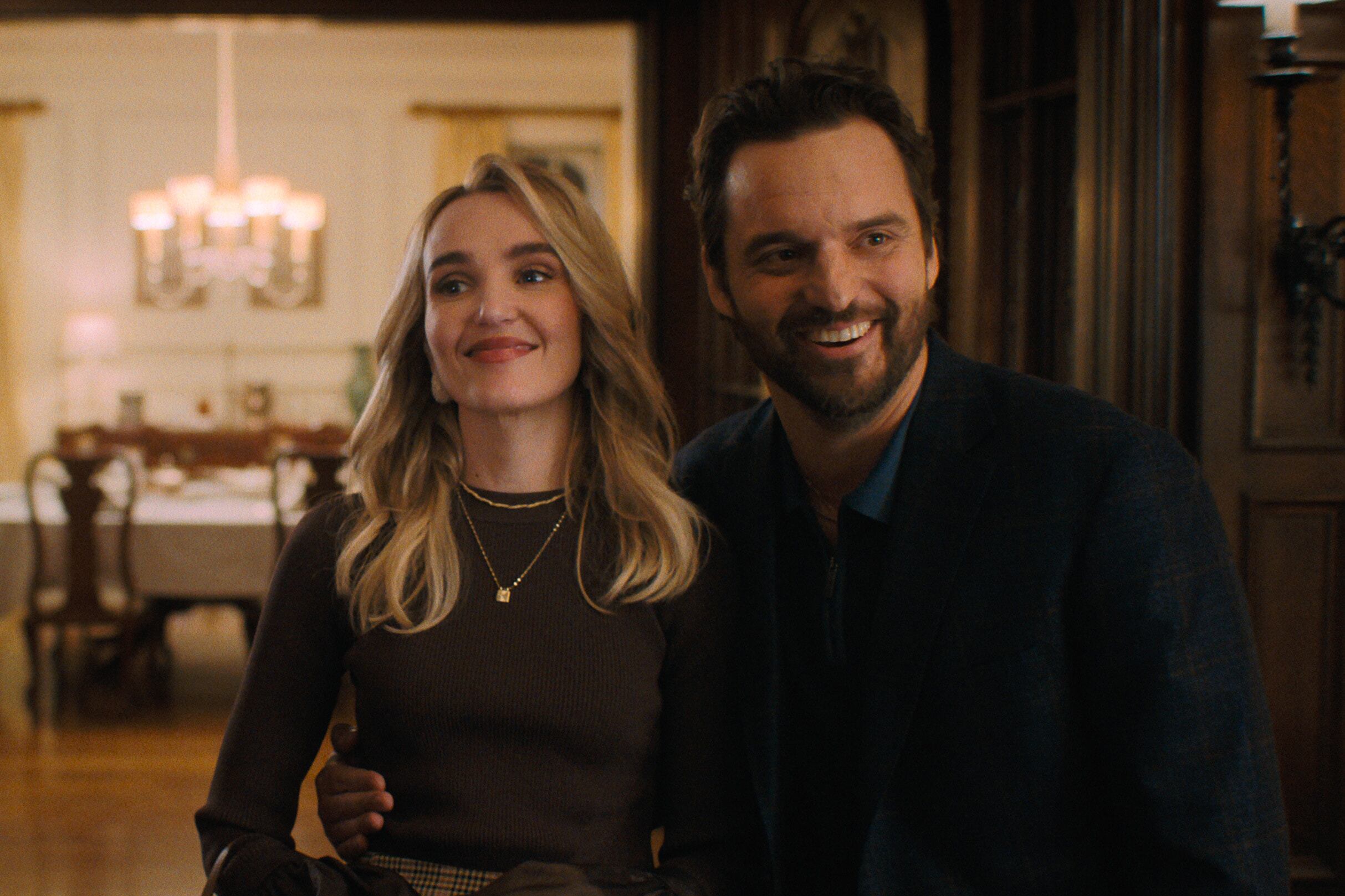 Chloe Fineman y  Jake Johnson en 'The Dink', de Apple TV.