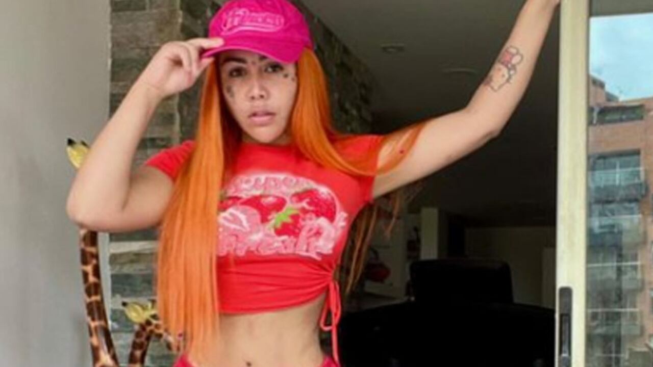 La empresaria se vio con varios tragos encima y una botella de aguardiente a su lado.