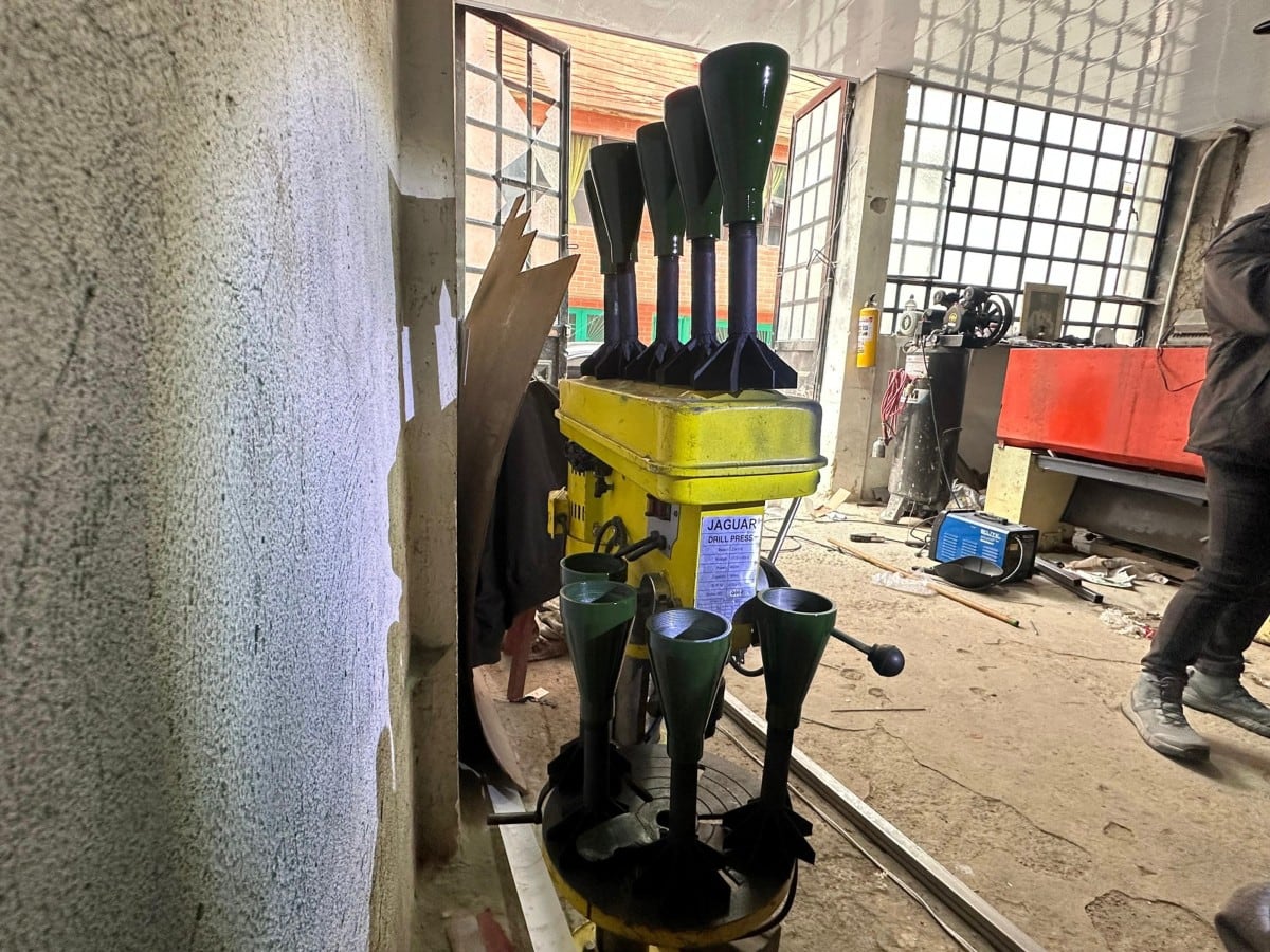 La imagen muestra un taladro de columna con varios accesorios cónicos, incautado en un depósito en Bogotá el 25 de febrero de 2026.