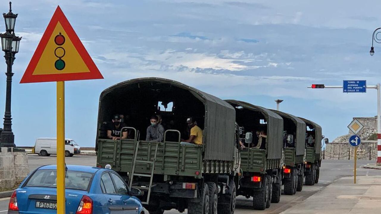 La policía de Cuba se dirige al lugar donde la oposición convocó a una protesta contra el régimen en La Habana el 15 de noviembre de 2021. (ADALBERTO ROQUE / AFP).