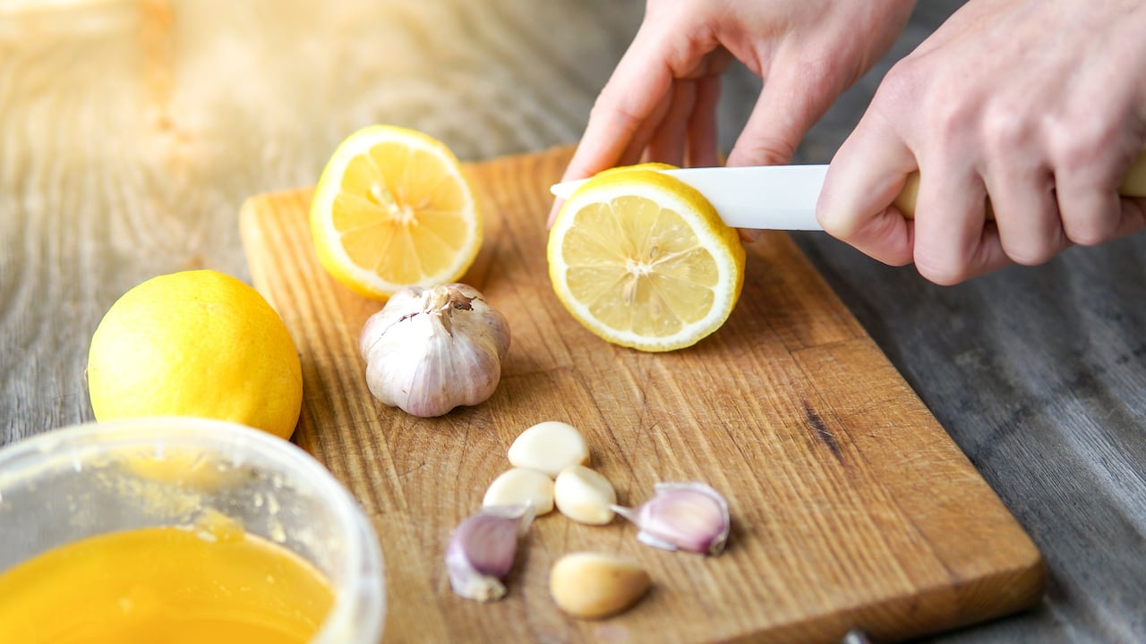La mezcla de ajo y limón genera un remedio casero recomendado para bajar los niveles de colesterol.