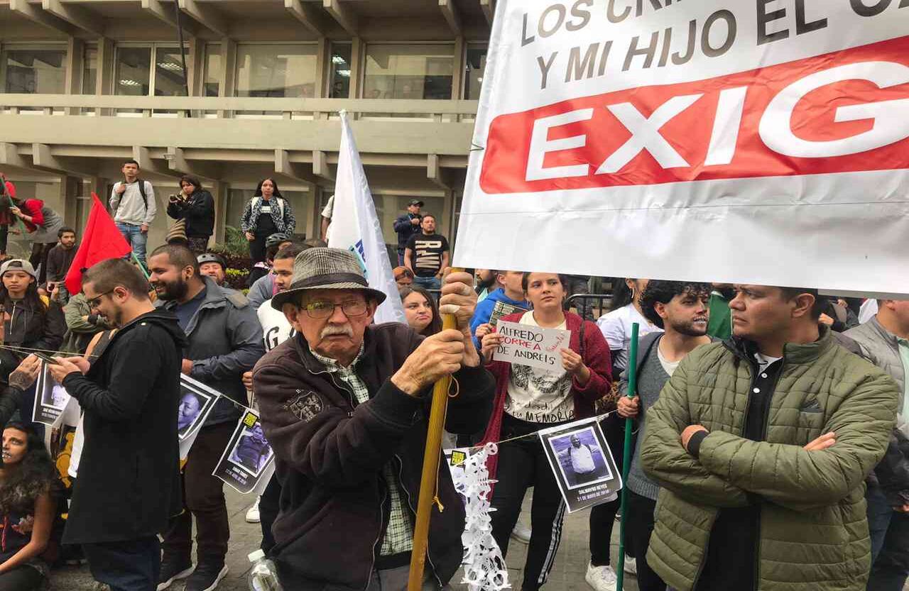 Raúl Carvajal, hoy hace 13 años le asesinaron a su hijo en un presunto falso positivo. Este abuelo es recordado porque hace 8 años ingresó con un camión a la Plaza de Bolivar y expuso sobre el capó los huesos de su hijo muerto. Hoy está frente al Palacio de Justicia protestando contra Uribe. Foto: Jose Monsalve.