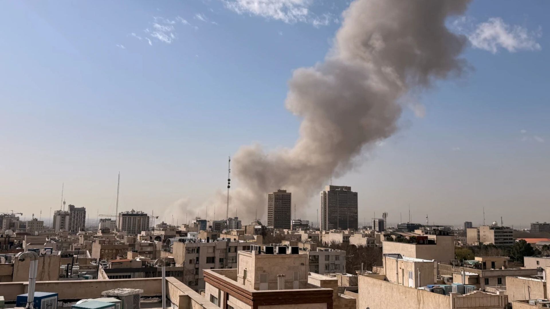 Columnas de humo y destrucción tras los ataques de Estados Unidos e Israel en Teherán.