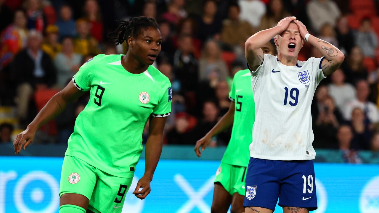 Beth England de Inglaterra, a la derecha, reacciona después de perder una oportunidad de anotar durante el partido de fútbol de los octavos de final de la Copa Mundial Femenina entre Inglaterra y Nigeria en Brisbane, Australia, el lunes 7 de agosto de 2023. (Foto AP/Tertius Pickard)