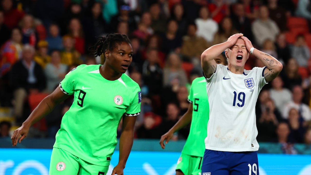 Beth England de Inglaterra, a la derecha, reacciona después de perder una oportunidad de anotar durante el partido de fútbol de los octavos de final de la Copa Mundial Femenina entre Inglaterra y Nigeria en Brisbane, Australia, el lunes 7 de agosto de 2023. (Foto AP/Tertius Pickard)