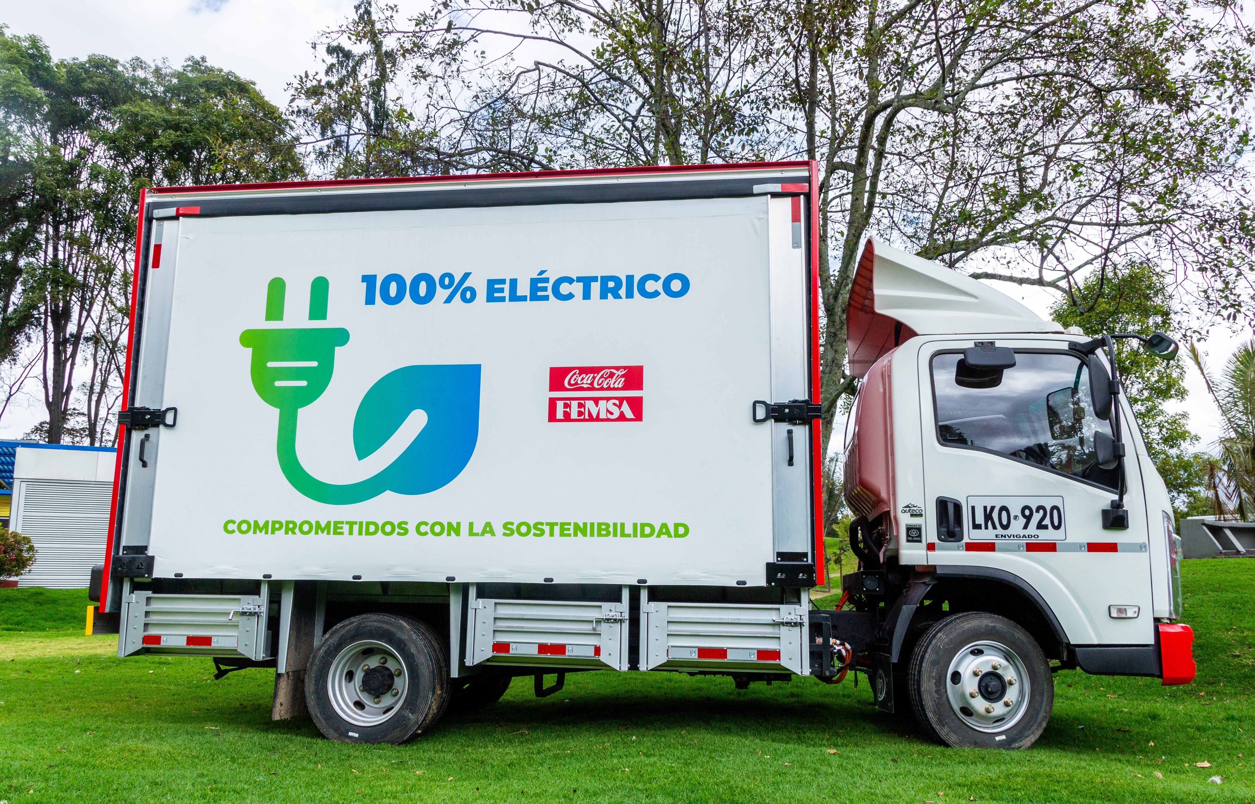 Coca-Cola cuenta con estrategias de producción sostenible enfocadas en áreas de empaques, gestión del recurso hídrico y huella de carbono.