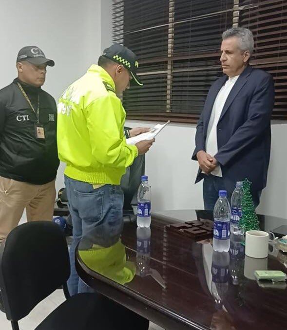 El exministro del Interior, Luis Fernando Velasco, cuando se entregó a la Justicia.