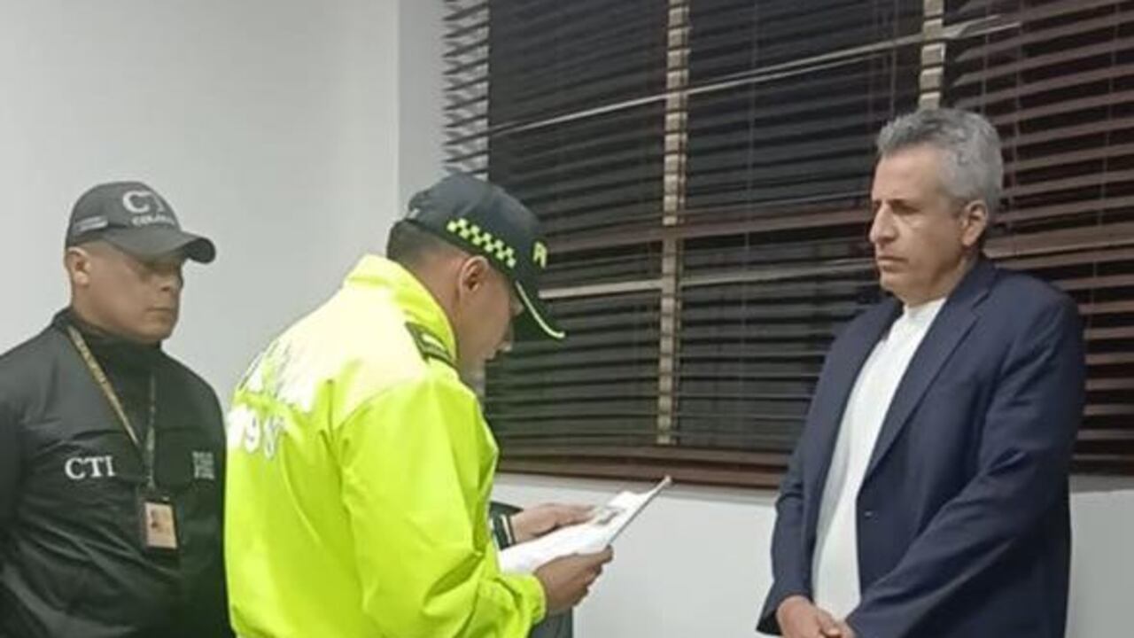 El exministro del Interior, Luis Fernando Velasco, cuando se entregó a la Justicia.