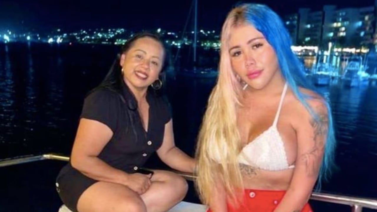 Yina Calderón junto a su mamá