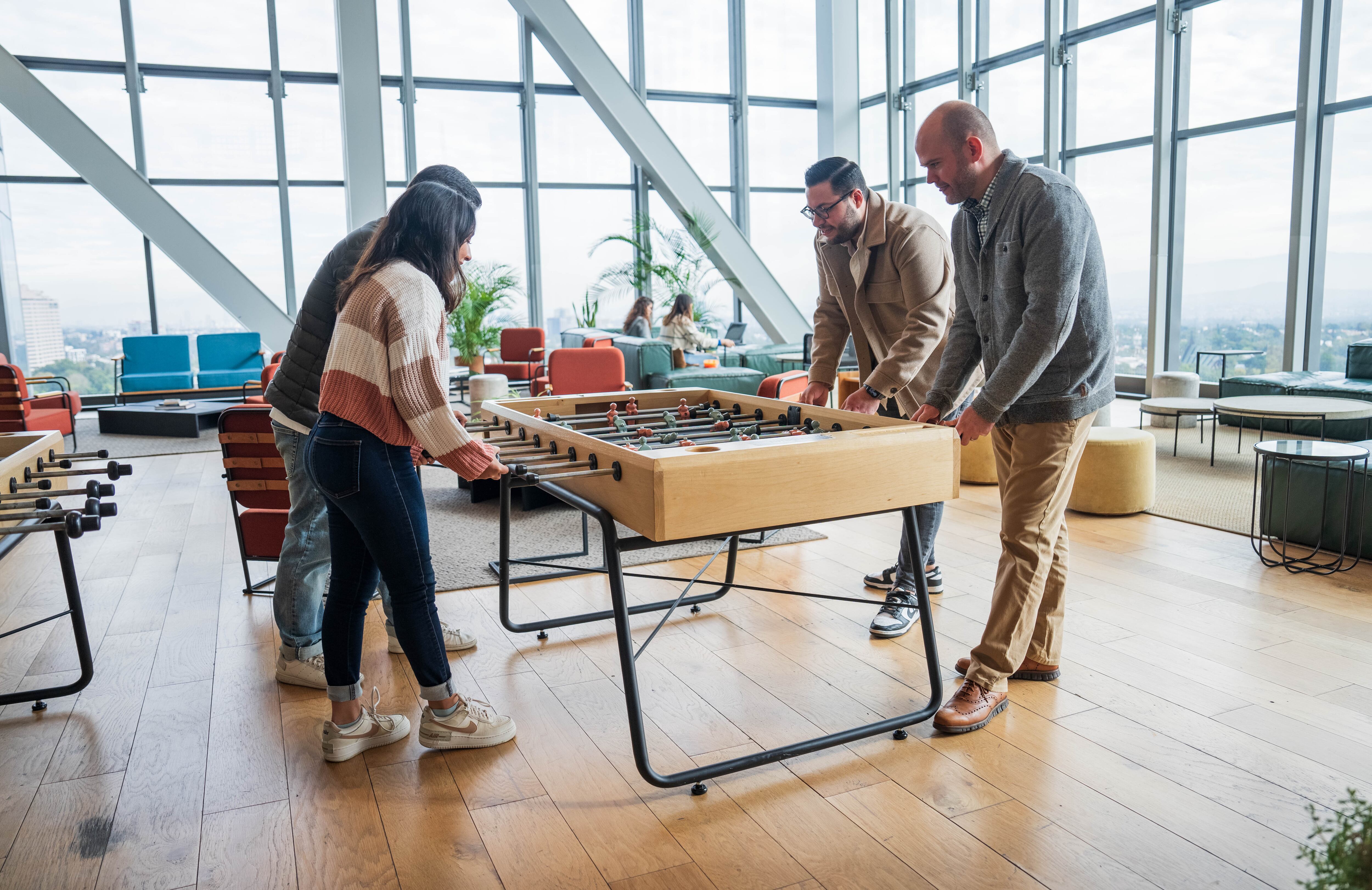 En WeWork se pueden personalizar los entornos de trabajo según las preferencias de cada empresa, lo cual le garantiza a los colaboradores más que un espacio de trabajo.