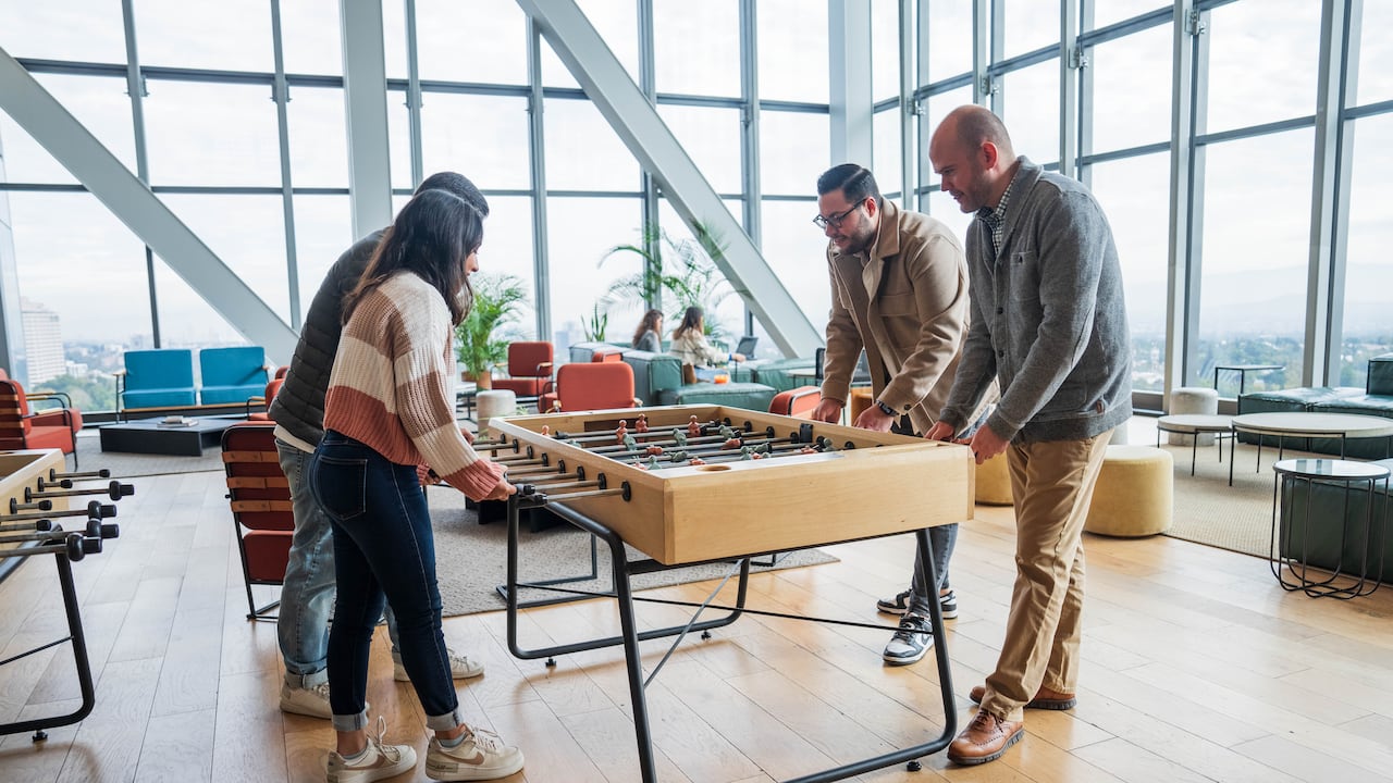 En WeWork se pueden personalizar los entornos de trabajo según las preferencias de cada empresa, lo cual le garantiza a los colaboradores más que un espacio de trabajo.