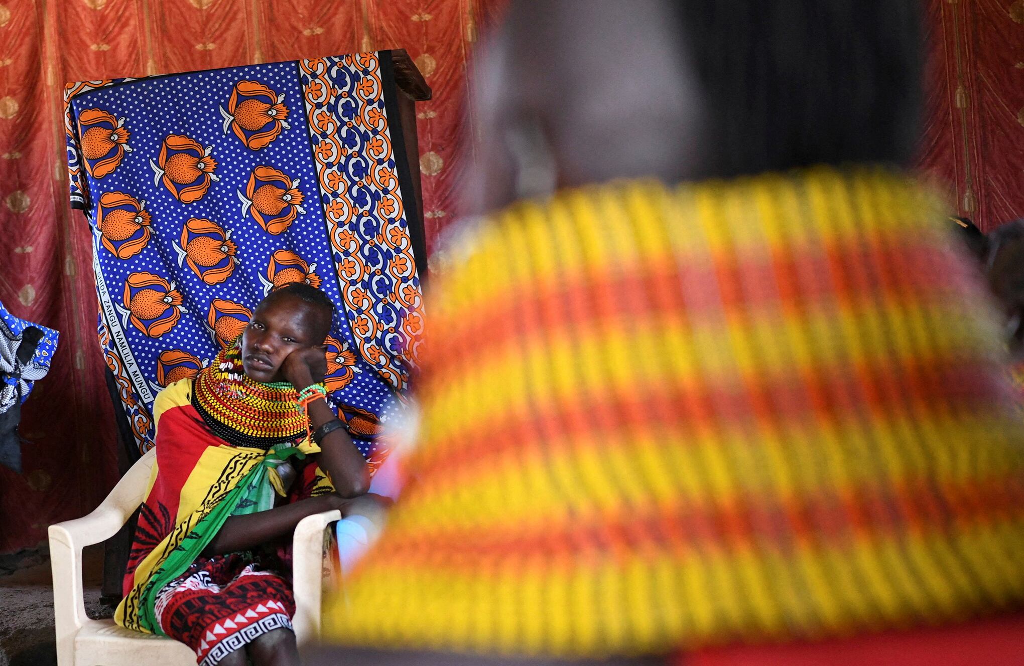 En imágenes : Niñas de la tribu Turkana asisten a una escuela improvisada en el pueblo de Sarima