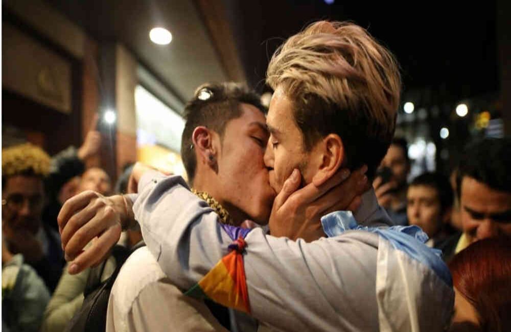 Esteban Carrillo Miranda y Nicolás Téllez fueron el centro de atención durante la besatón.