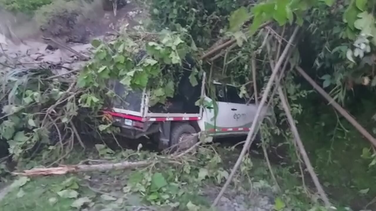 Así quedo uno de los vehículos tras el deslizamiento.