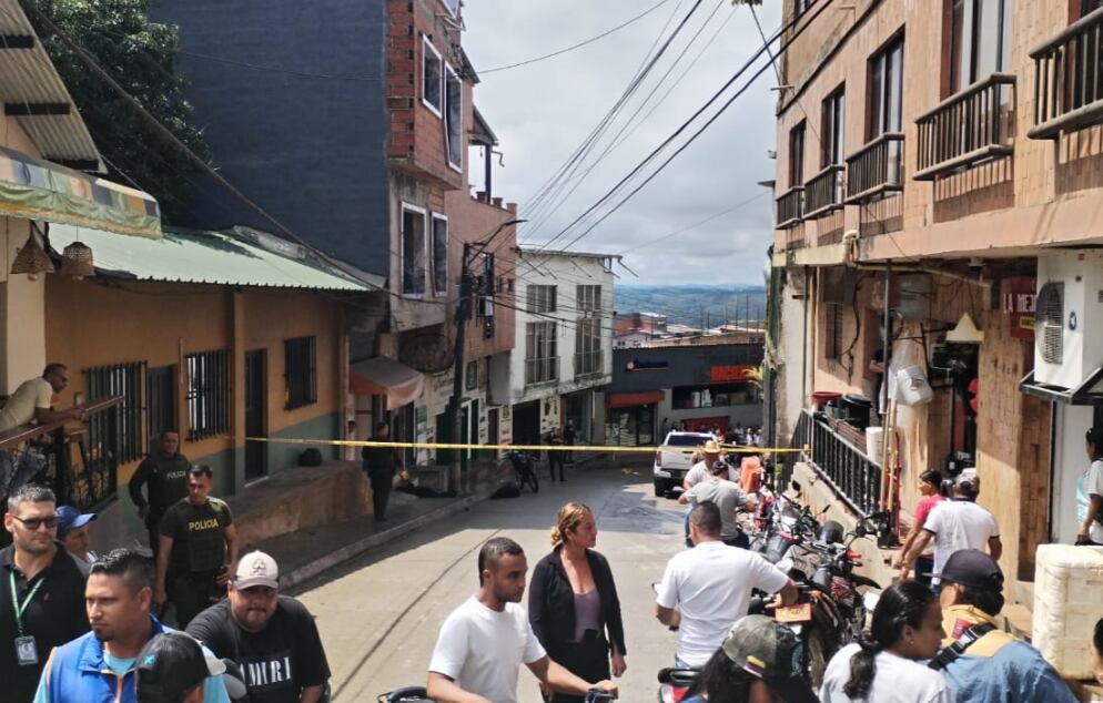 Atentado en Remedios, Antioquia, deja dos civiles muertos y tres policías heridos.
