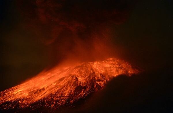 Este miércoles se vio cómo el volcán Popocatepetl (México) expulsaba lava durante las dos erupciones que se registraron. (AP)