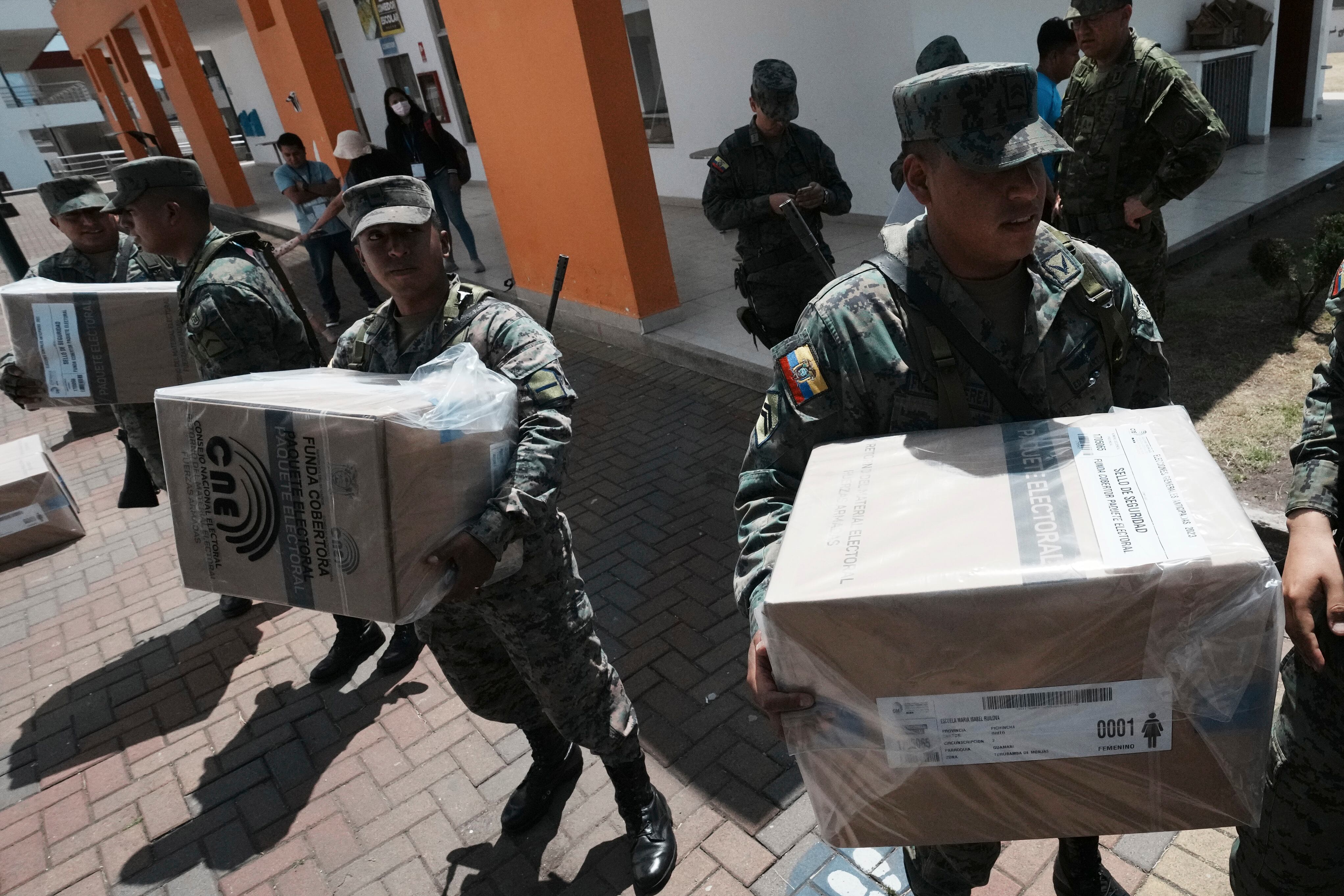 Soldados entregan materiales electorales en un centro de votación en Quito, Ecuador, el sábado 19 de agosto de 2023. Ecuador realiza elecciones anticipadas el domingo para elegir a un nuevo presidente, en medio de rigurosas medidas de seguridad debido a una ola de violencia sin precedentes en la nación andina, que incluyó el asesinato de un candidato presidencial este mes. (Foto AP/Dolores Ochoa)