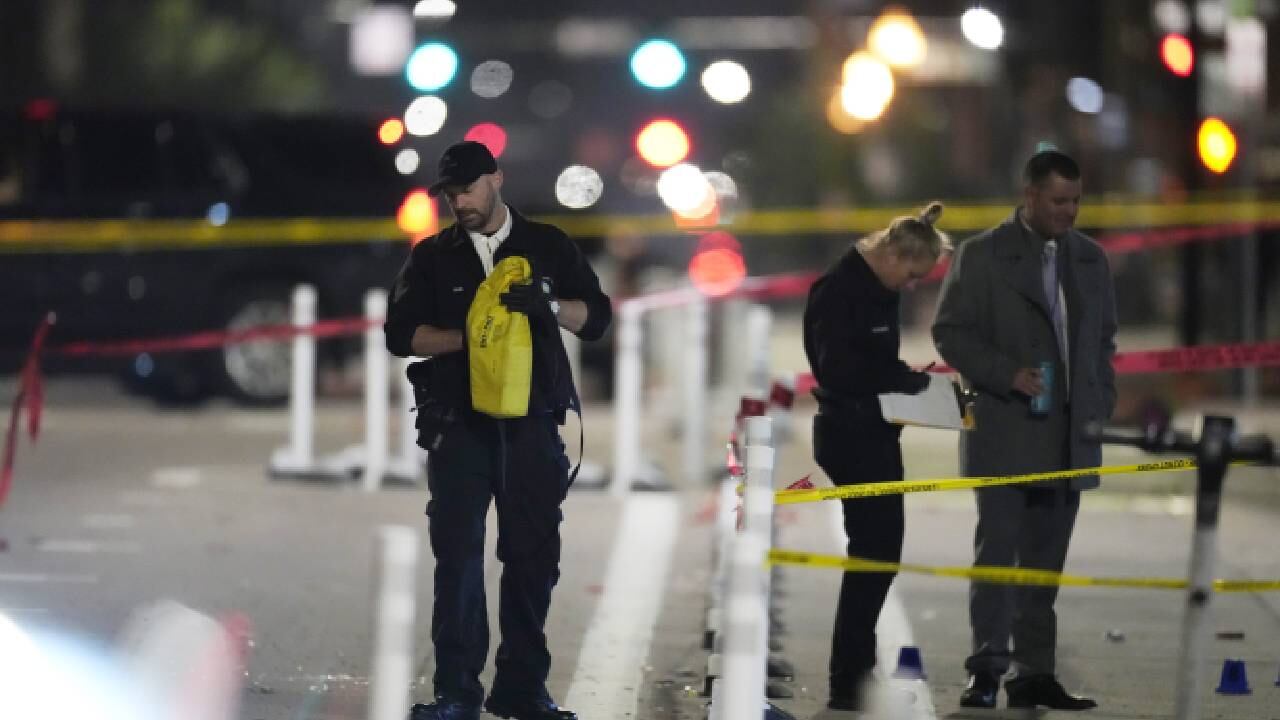 Investigadores del Departamento de Policía de Denver trabajan en la escena de un tiroteo masivo a lo largo de Market Street entre las avenidas 20 y 21.