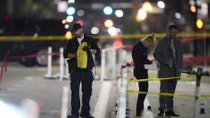 Investigadores del Departamento de Policía de Denver trabajan en la escena de un tiroteo masivo a lo largo de Market Street entre las avenidas 20 y 21.