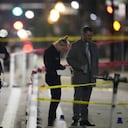 Investigadores del Departamento de Policía de Denver trabajan en la escena de un tiroteo masivo a lo largo de Market Street entre las avenidas 20 y 21.