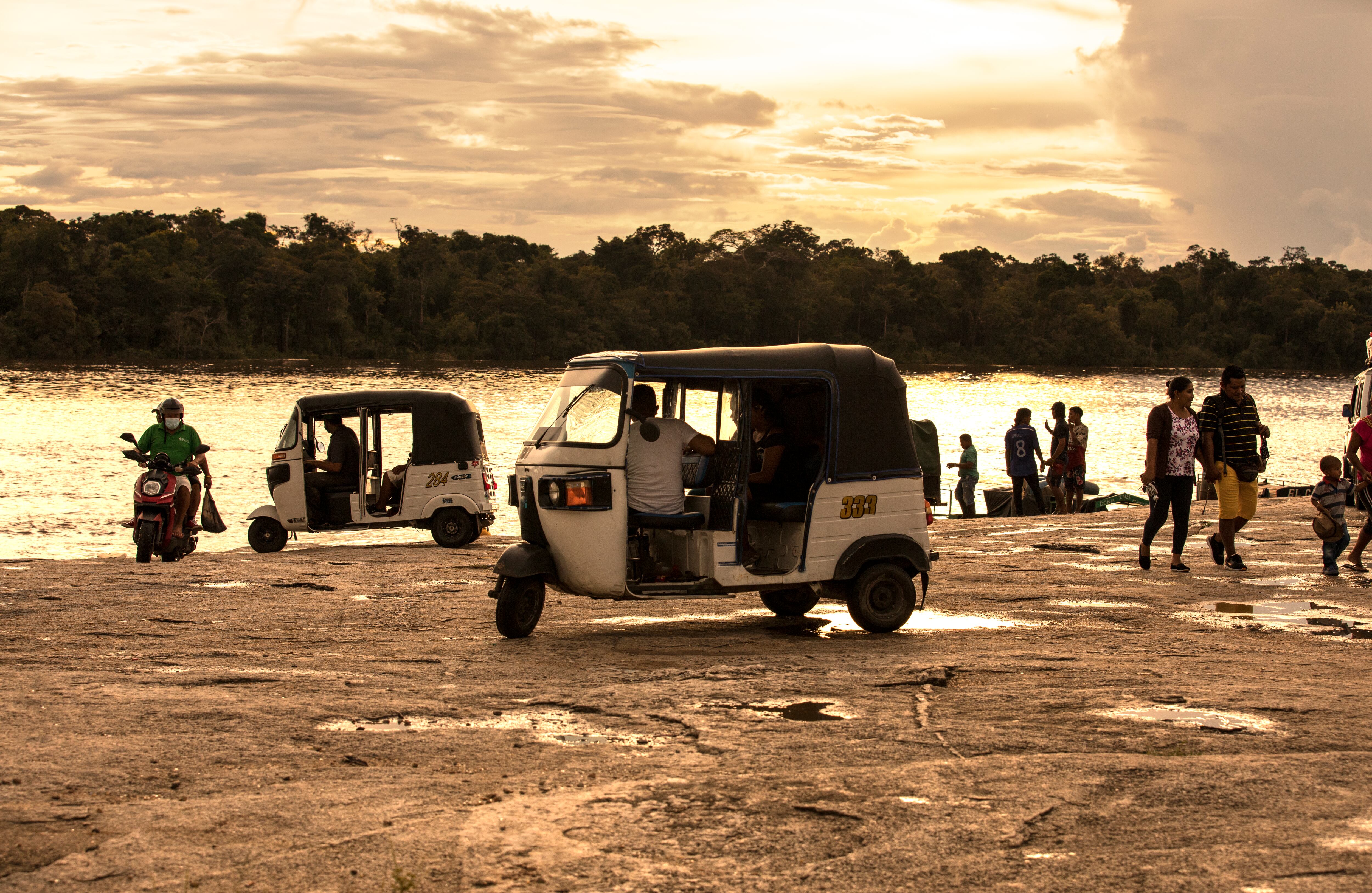 En Inírida, capital del Guainía, no hay empresas de taxis o buses convencionales como en otras ciudades del país. Aquí los motocarros son el principal medio de transporte para movilizarse en el casco urbano. Originarios de Asia, famosos en Italia y con tradición en varias poblaciones del país, estos vehículos tienen capacidad para transportar tres pasajeros, cada uno paga dos mil pesos por trayecto.