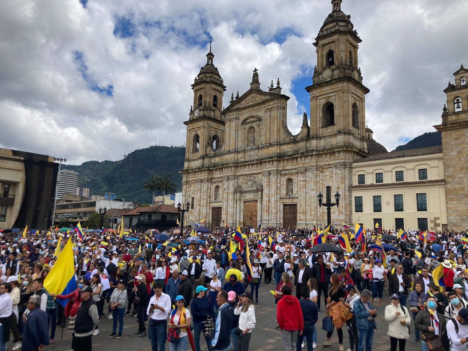 Así luce la Plaza de Bolívar al mediodía. Centenares de manifestantes ya están en el lugar, demostrando su rechazo al Gobierno del presidente Gustavo Petro.