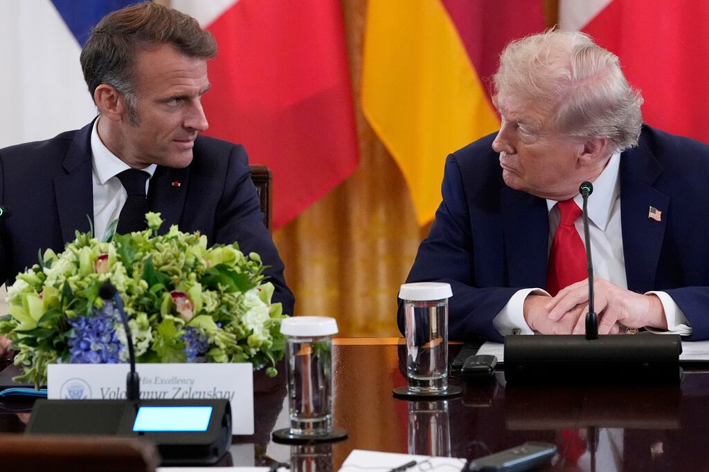 El presidente Donald Trump (derecha) y el presidente francés, Emmanuel Macron, participan en una reunión con el presidente ucraniano, Volodymyr Zelenskyy, y líderes europeos en la Sala Este de la Casa Blanca, el lunes 18 de agosto de 2025, en Washington. (Foto AP/Alex Brandon)