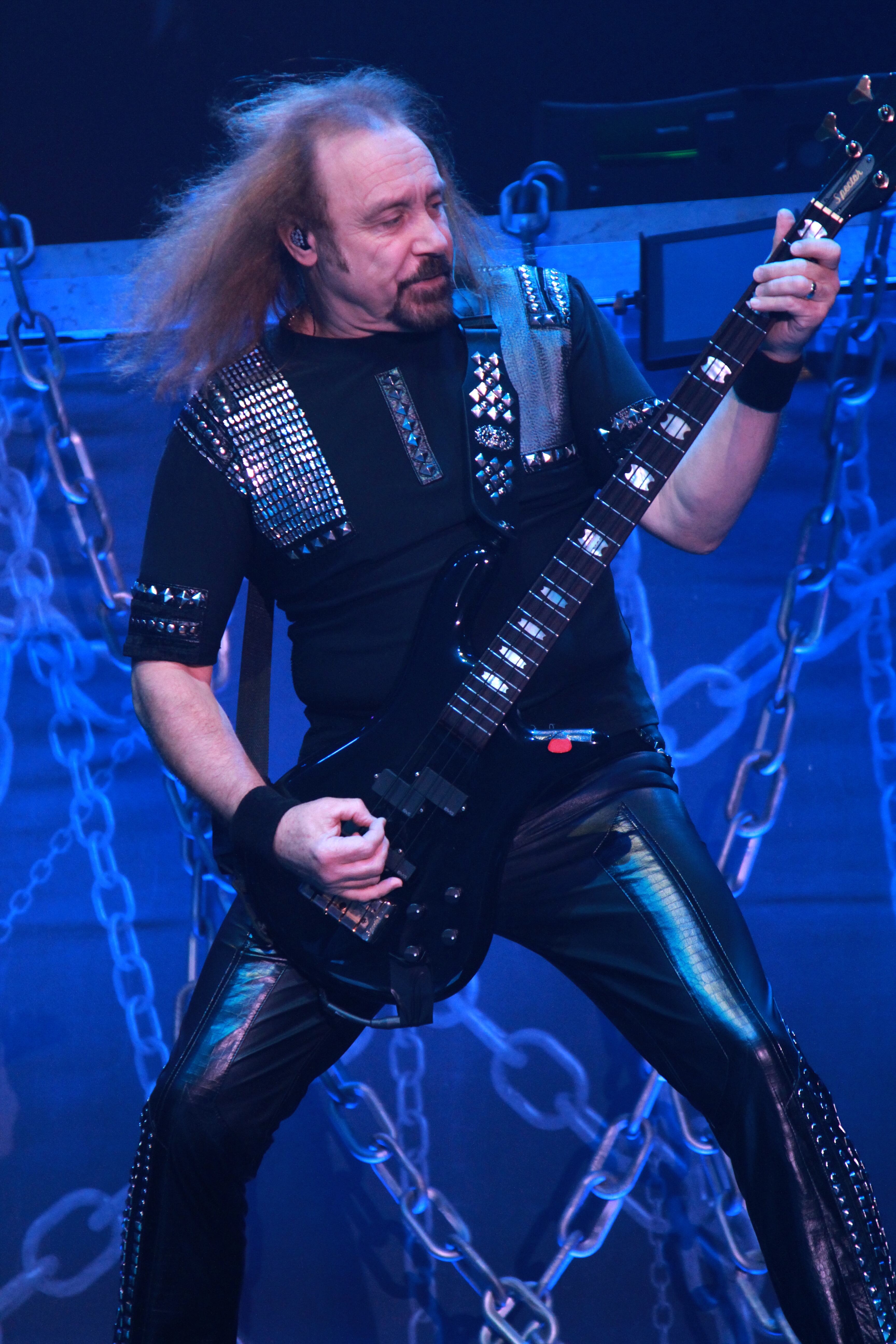 El bajista de Judas Priest, Ian Hill, es una verdadera institución.