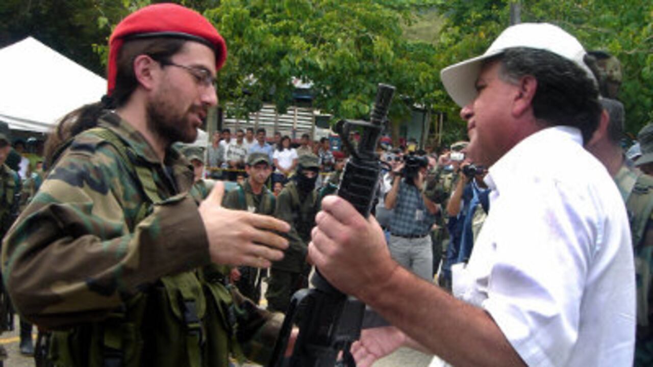 'Biófilo', uno de los desmovilizados de Cacica La Gaitana, con el entonces comisionado de Paz, Luis Carlos Restrepo.
