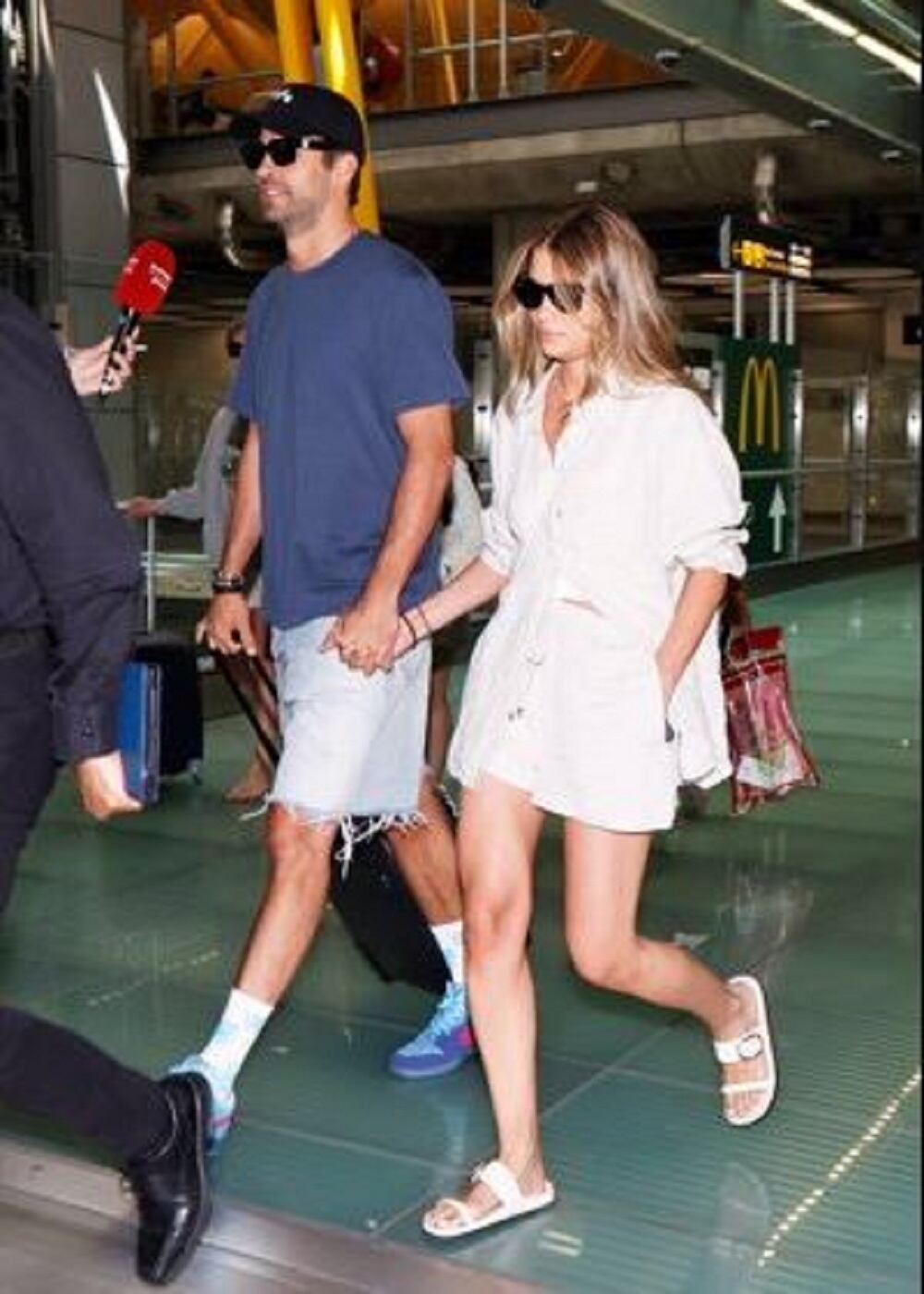 Piqué y Clara Chía en el aeropuerto de Madrid
