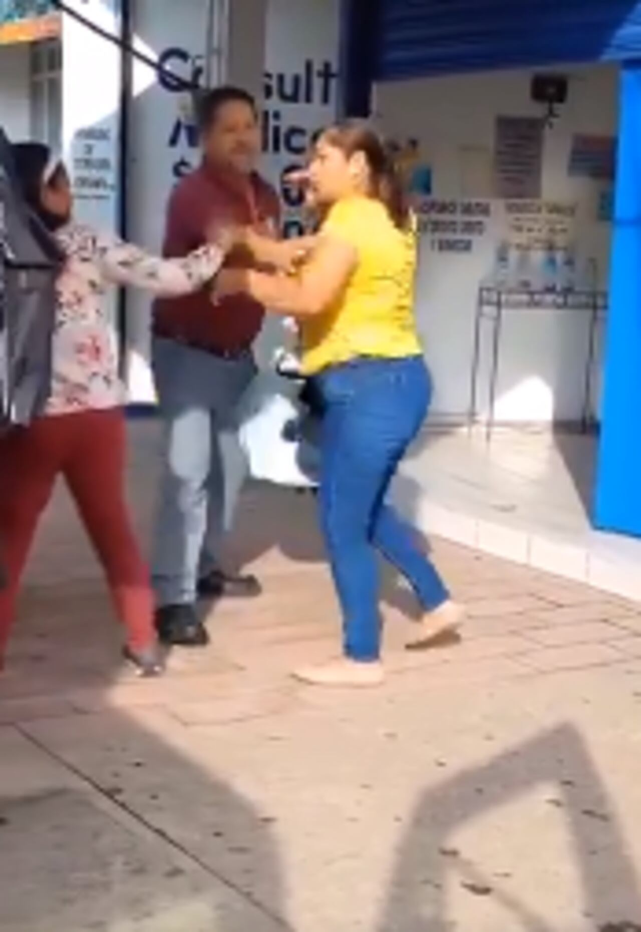 Video: dos mujeres se agarraron a puños en una calle por un hombre y el ...
