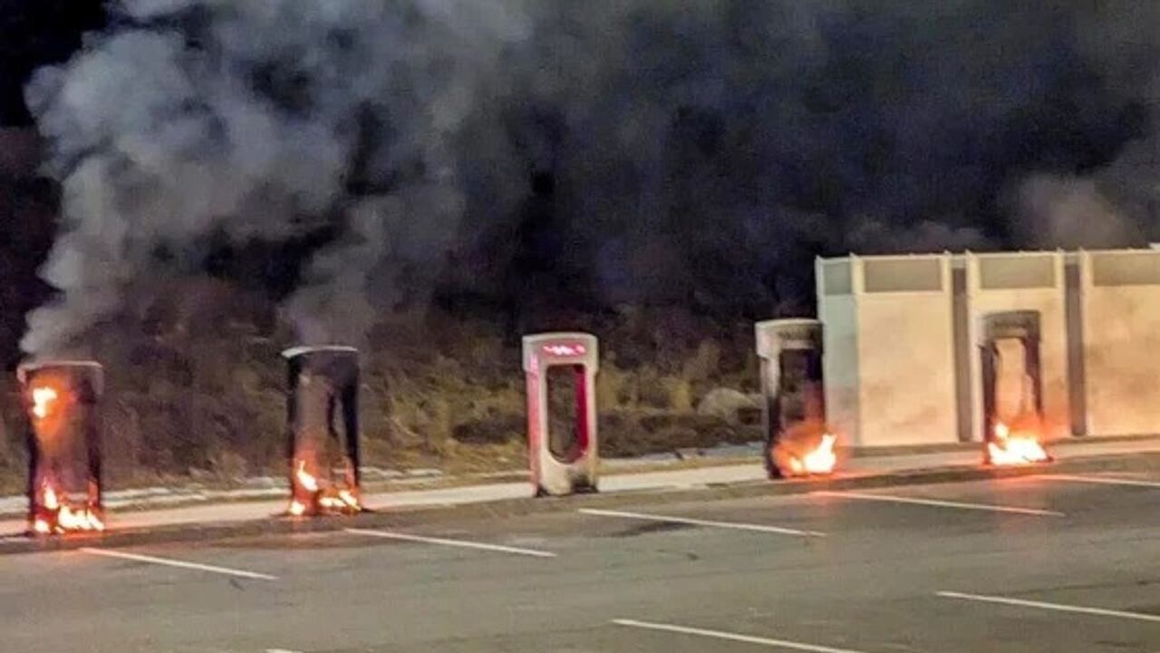 Siete estaciones de carga para Tesla presentaron daños luego del incendio.