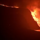 Lava de un volcán en erupción en la isla de La Palma llega al Océano Atlántico, en las Islas Canarias, en la madrugada del 29 de septiembre de 2021. Foto AP / Saúl Santos.