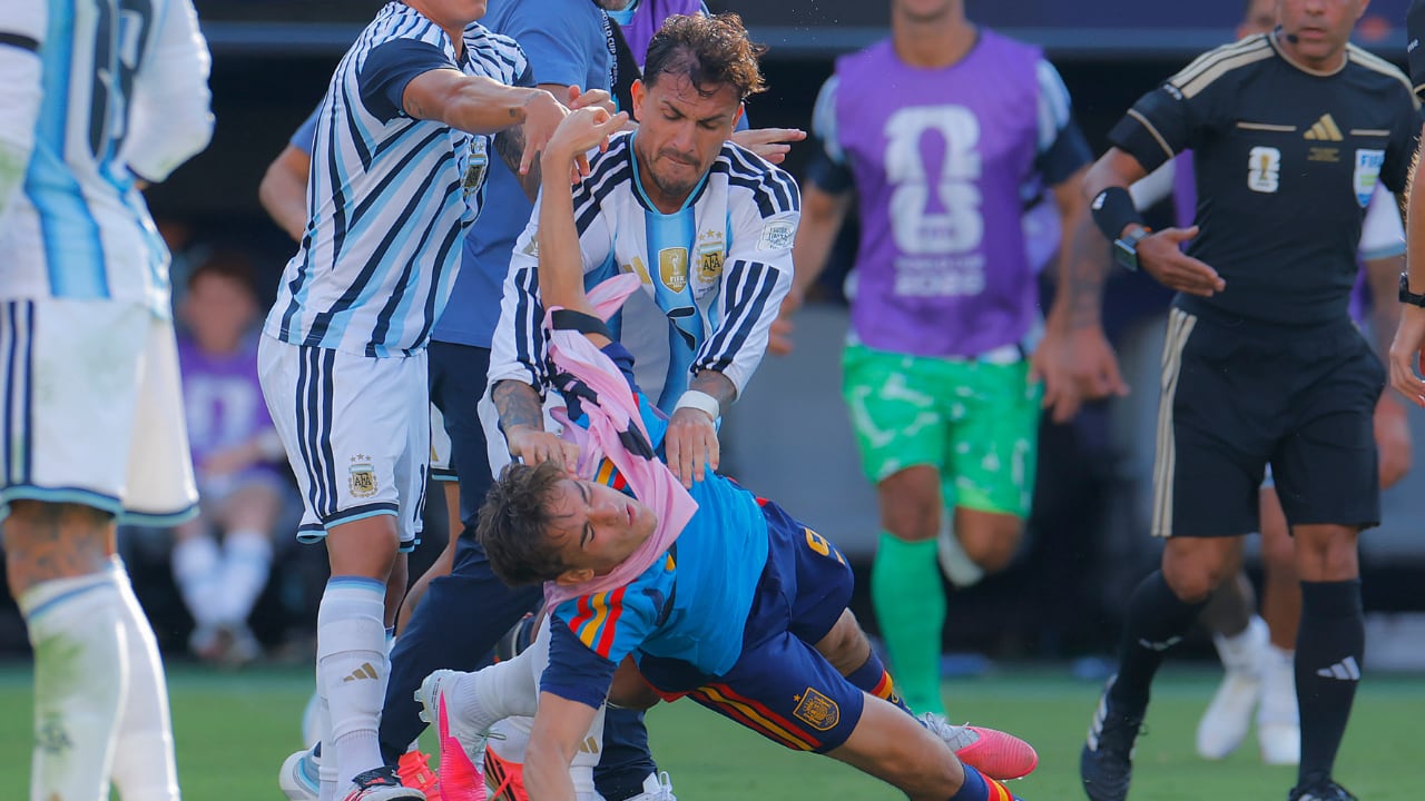 La agresión de Leandro Predes a Gavi, futbolista de España.