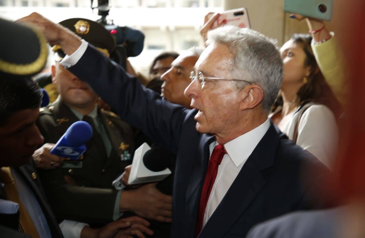En las últimas semanas Álvaro Uribe Vélez  ha trabajado intensa y herméticamente con abogados e investigadores en la preparación de la indagatoria que a esta hora rinde ante el magistrado César Reyes Medina, de la Sala de Instrucción de la Corte Suprema de Justicia. Foto: Guillermo Torres Reina.