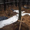 Bolsas con cadáveres se ven durante la exhumación en el área recientemente recuperada de Izium, Ucrania, el viernes 16 de septiembre de 2022.