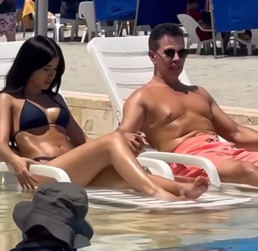 La pareja de enamorados se encuentran grabando un video musical en la playa