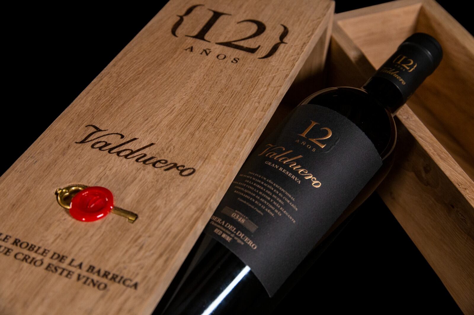 Cada botella de este vino tinto se presenta en una caja de roble fabricada con la propia barrica donde envejeció.