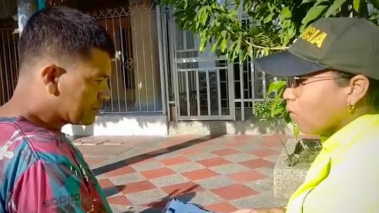 Una oficial le notificó de la captura al hombre de 39 acusado de golpear brutalmente a su propio hijo.